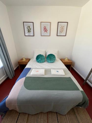 Un dormitorio con una cama con dos toallas encima. en La Perle des Falaises, en Le Tréport