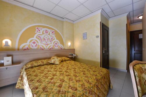 a bedroom with a large bed in a room at Stella Alpina Hotel e Ristorante in Druogno