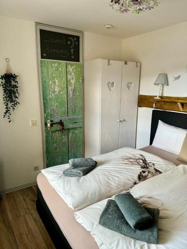 Postel nebo postele na pokoji v ubytování Erstklassige Ferienwohnung zentral mit Gipfelblick & Parkplatz inklusive