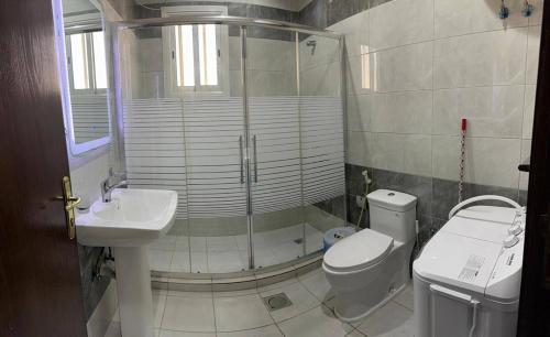 Ένα μπάνιο στο لاقينا هوم- شقق مخدومة شظاه