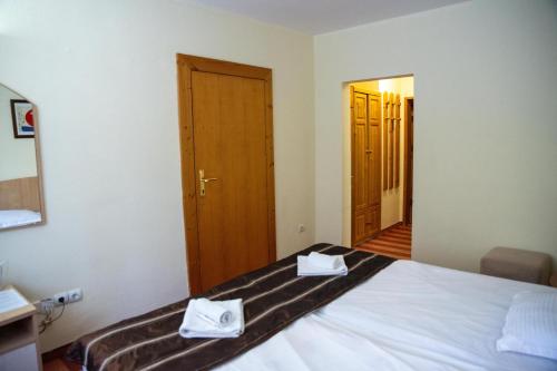 Letto o letti in una camera di Hotel Borovets Edelweiss