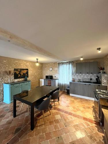 - une grande cuisine avec une table et des chaises dans l'établissement Les gîtes de Lou, entre Blois et Chambord, à La Chapelle-Saint-Martin-en-Plaine