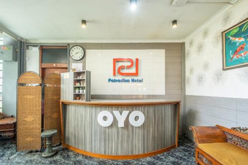 a hotel lobby with a reception counter and a clock at Collection O Kebon Jeruk Near Taman Balai Kota in Bandung