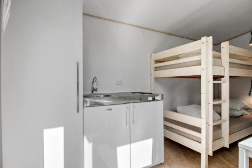 una cucina con lavandino e un letto a castello di First Camp Aarhus - Jylland a Arhus