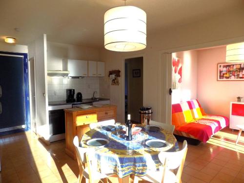 a kitchen and living room with a table and chairs at Saint Palais sur Mer - APPARTEMENT FACE MER sur la corniche de NAUZAN in Saint-Palais-sur-Mer
