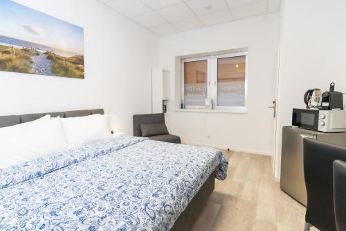 ラムシュタイン・ミーゼンバッハにあるPrivate room #1 with King Size, ground floor, AC, only 2min to RABのベッドルーム1室(ベッド1台、電子レンジ付)