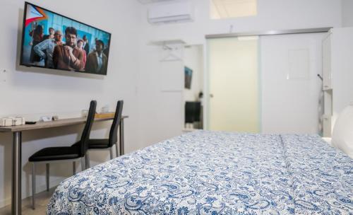 Private room #1 with King Size, ground floor, AC, only 2min to RABにあるベッド