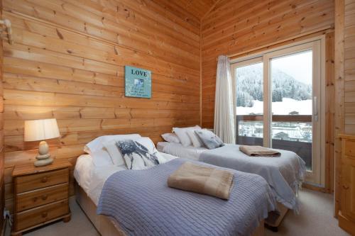 - 2 lits dans une cabane en rondins avec fenêtre dans l'établissement Chalet Le Saint Georges, Morzine, proche centre, à Morzine