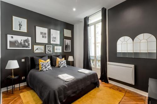 - une chambre noire avec un lit et une fenêtre dans l'établissement V2D Vivid Elegance near Palais Royal 4P, à Paris