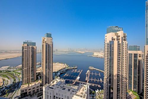 Free housekeeping visits during your stay - StayShort - Stylish Cozy 3-Bedroom Apartment with Harbour Views in Dubai Creek Harbour