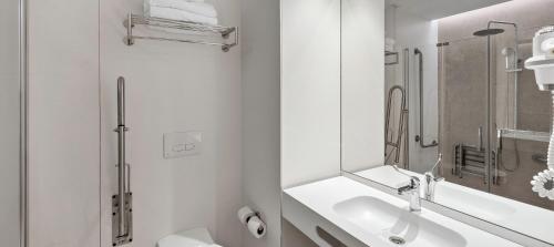 Bilik mandi di B&B HOTEL Valencia Alcàsser