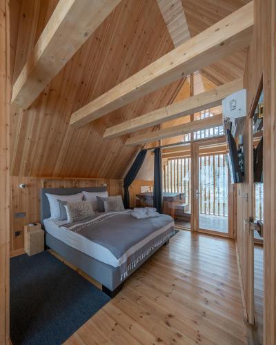 Ένα ή περισσότερα κρεβάτια σε δωμάτιο στο TreeHouses Noszvaj