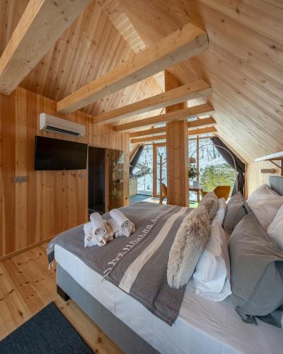 Ένα ή περισσότερα κρεβάτια σε δωμάτιο στο TreeHouses Noszvaj
