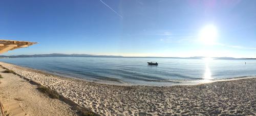 un bateau dans l'eau sur une plage dans l'établissement Les Sables d'Or, à Hyères