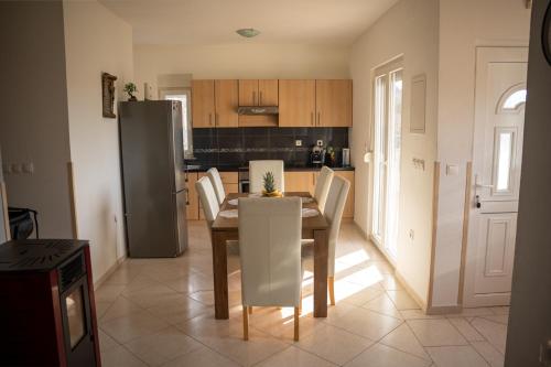 Dapur atau dapur kecil di Arbor Countryside Oasis