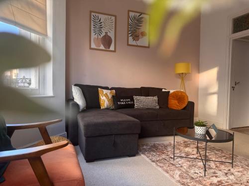 a living room with a couch and a table at Quaint apartment in Central Brighton - Sleeps 2 to 6 in Brighton & Hove