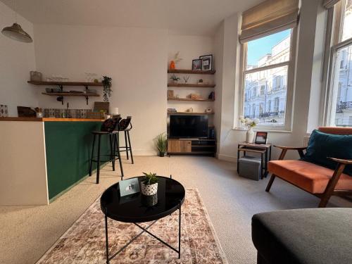 a living room with a couch and a table at Quaint apartment in Central Brighton - Sleeps 2 to 6 in Brighton & Hove