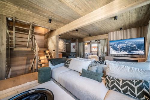 - un salon avec un canapé blanc et des plafonds en bois dans l'établissement Chalet Luluvert, Saint-Gervais - by EMERALD STAY, à Saint-Gervais-les-Bains