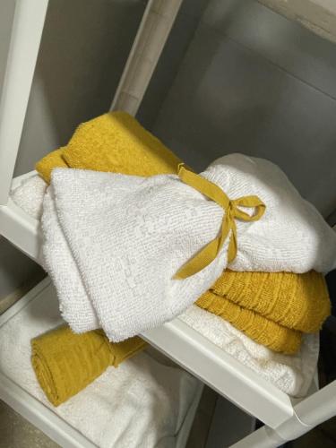 a bunch of towels with a bow on a shelf at Espectacular piso en la playa in Gijón