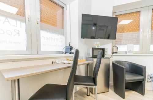 TV a/nebo společenská místnost v ubytování Private room #2 with King size & Single, ground floor, AC, 2min to RAB