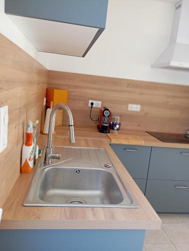 un comptoir de cuisine avec un évier dans une cuisine dans l'établissement Maison proche de la plage, à La Brée-les-Bains