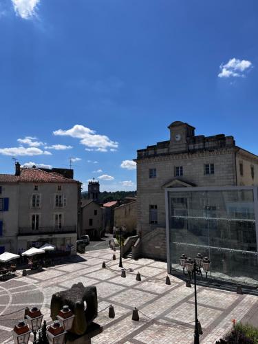 ベラックにあるStudio cosy idéal pour Séjours Courts ou Longsの建物のある中庭の景色を望めます。