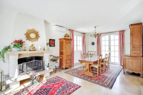 un salon avec une table et une cheminée dans l'établissement Appartement cosy à Mont-près-Chambord - 100 m² - Terrasse, à Mont-près-Chambord
