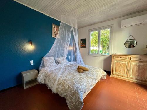 Ένα ή περισσότερα κρεβάτια σε δωμάτιο στο Superbe Maison proche du centre ville de Perpignan