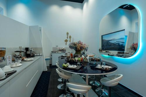 Un comedor con una mesa y un espejo. en Skyhouse Chiaia, en Nápoles