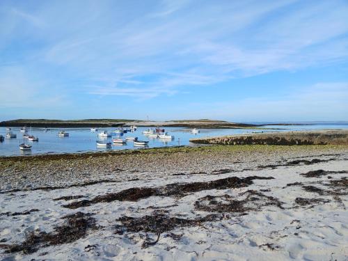 a group of boats in the water on a beach at Casa Escuela in Plougastel-Daoulas