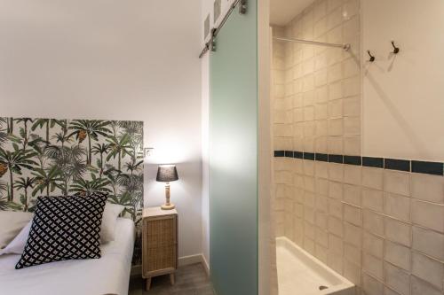 - une chambre avec une douche, un lit et une baignoire dans l'établissement C8 - Lovely House Cannes 4 BDR - Pool, AC, Garage & Wifi, à Cannes