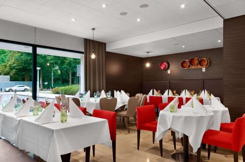 Un restaurante u otro lugar para comer en NH Amsterdam Zuid