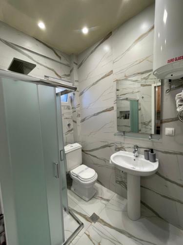 Et badeværelse på Amy's Comfort Maisonette