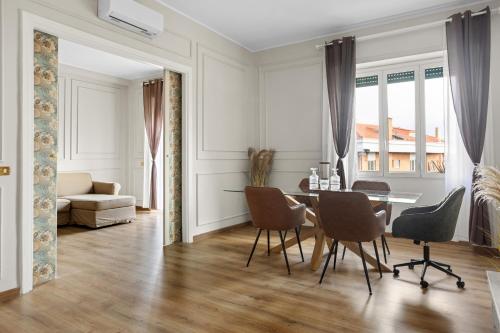 a living room with a dining room table and chairs at Maison G - new design apartment with balcony in Rome