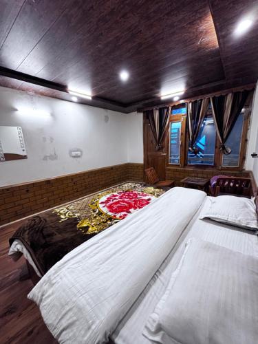 1 dormitorio con 2 camas en un barco en Gødfather, en Bashist