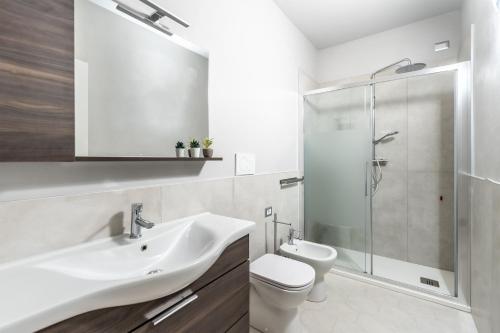 un bagno con lavandino, WC e doccia di Duomo-Navigli - Loft Romana con Wi-Fi & Netflix a Milano