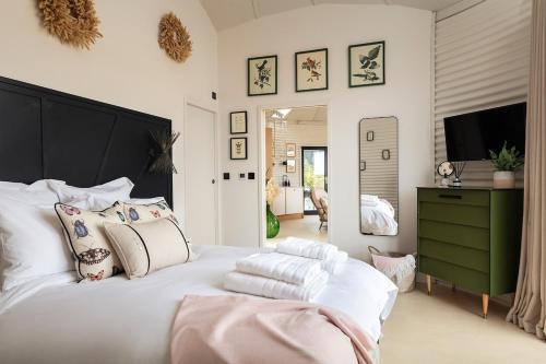 Postel nebo postele na pokoji v ubytování The Silos by Stamford Holiday Cottages