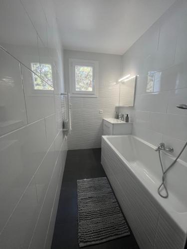 une salle de bain blanche avec une baignoire et un lavabo dans l'établissement 