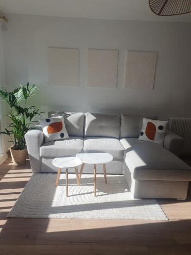 un salon avec un canapé et une table dans l'établissement 