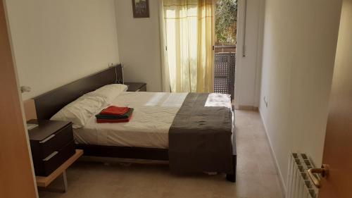 Playa en Costa Brava, Catalunya, con piscina