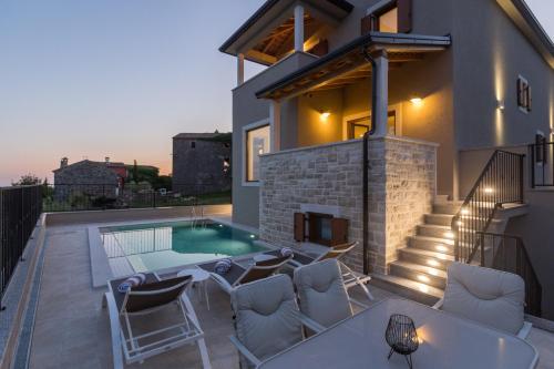 Villa Skarline for 6 people near Umag with salt-water private pool & sea view
