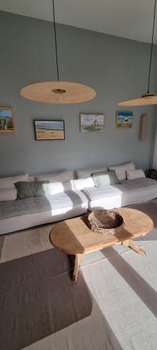 une chambre avec deux lits et une table dans l'établissement Superbe Maison à la Remigeasse, proximité plage, à Dolus-d'Oléron