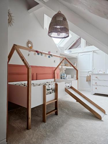 - une chambre pour enfants avec un lit et un toboggan dans l'établissement Villa piscine intérieure, sauna, 5 chambres, à Marennes