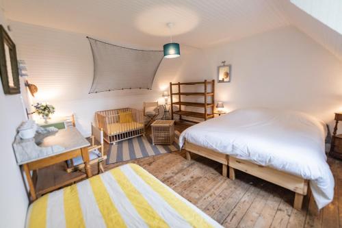 une chambre avec un lit, un bureau et une chaise dans l'établissement 50 m de la plage - Maison pour 6 avec jardin, à Tréffiagat