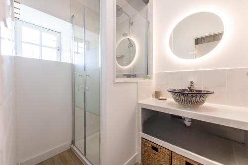 La salle de bains est pourvue d'une douche, d'un lavabo et d'un miroir. dans l'établissement 50 m de la plage - Maison pour 6 avec jardin, à Tréffiagat