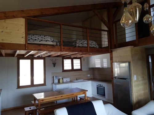 une cuisine avec un lit superposé et une table dans une pièce dans l'établissement Chalet sur les hauteurs des Angles, aux Angles