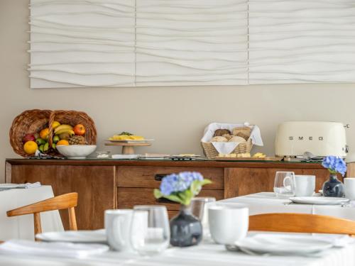 蓬塔德尔加达Quinta da Casa Grande的一张桌子,上面放着白盘和一碗水果