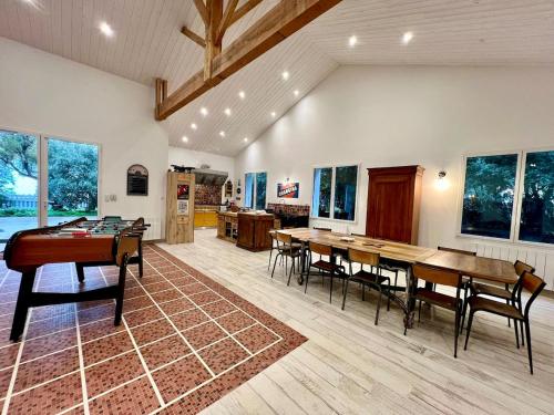 un grand salon avec une table et des chaises dans l'établissement Vue Mer - Île d'aix Splendide Villa 6 chambres tout juste rénovée - linge et ménage compris, à Île-d'Aix