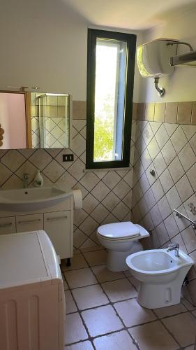 un baño con inodoro y lavabo en HIDE by the Sea, en Ortona