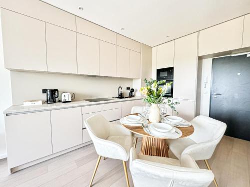 Rentero Modern, River View Apartment near Prague City Center